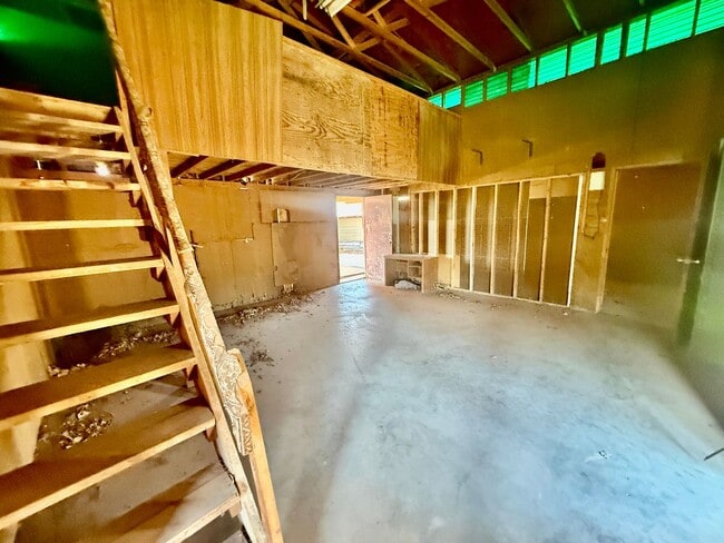 Building Photo - Beautifully Remodeled Three Bedroom Home on 2 Acres with Horse Privileges in Hurricane