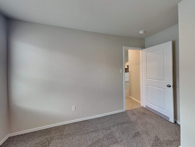 Building Photo - 5719 Leon Pl