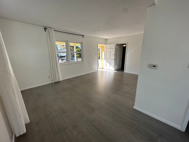 Building Photo - Beautifully remodeled 2-bedroom, 1-bathroo...