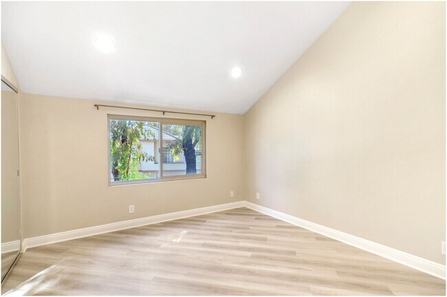 Building Photo - 2 Bedroom Condo - Laguna Hills!