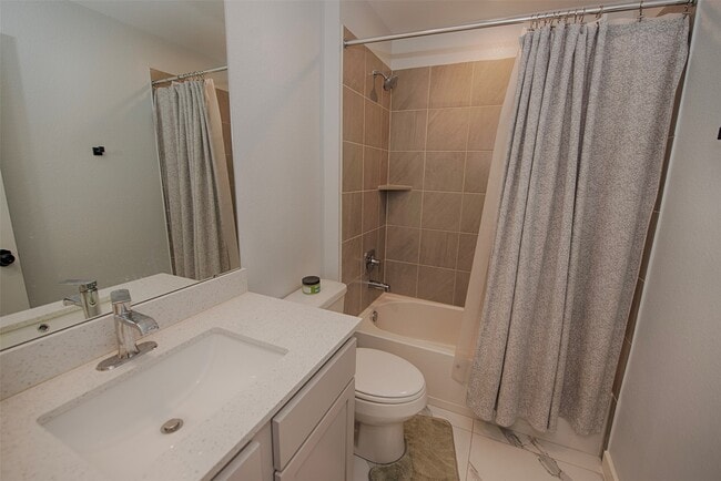 Building Photo - 15223 Mayflower St