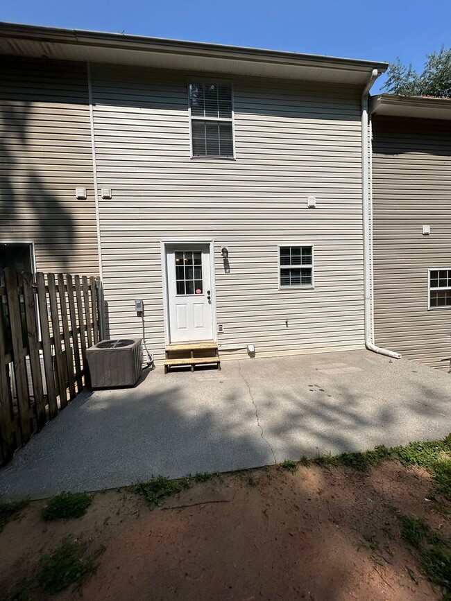 Building Photo - 2/2.5 Townhome in Cartersville- $1395