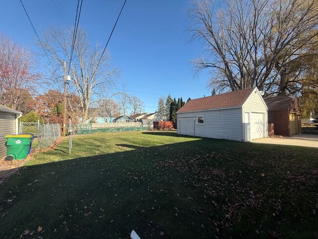 Building Photo - COZY 3 BEDROOM W/ SPACIOUS BACKYARD