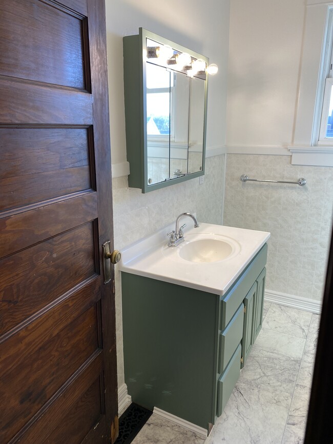 Building Photo - 1003 Maple Ave