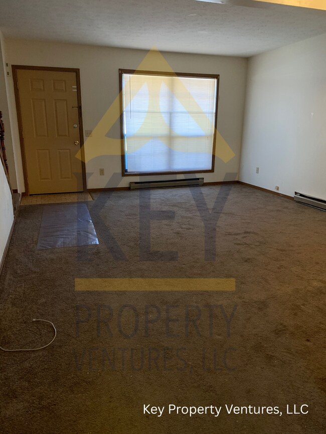 Building Photo - 493 Hollenbeck St