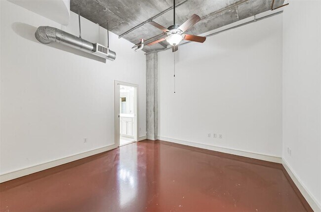 Building Photo - 1616 Fountain View Dr