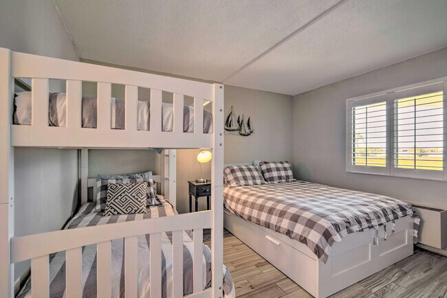 Building Photo - 6105 Sea Ranch Dr