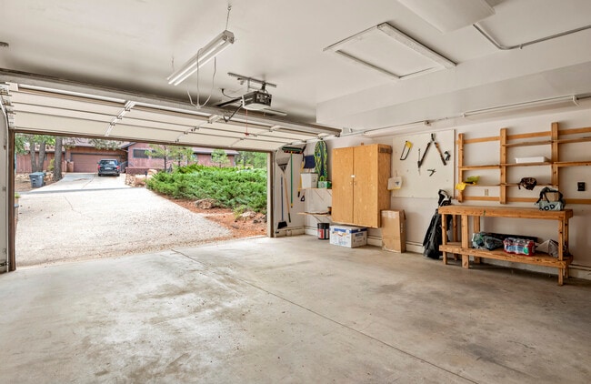 Building Photo - 2115 N Fox Hill Rd