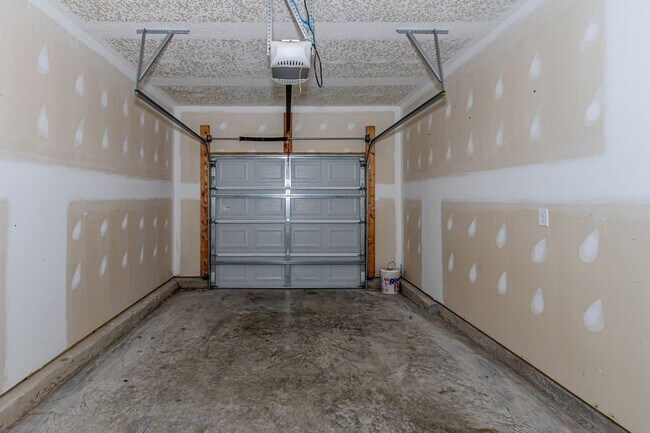 Building Photo - Townhome For Rent!