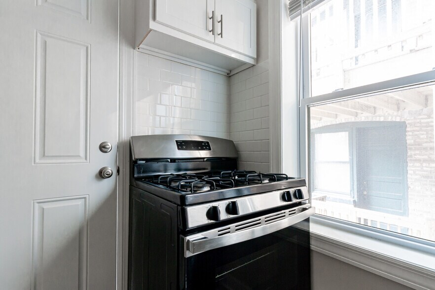 Building Photo - 839 W Cornelia Ave