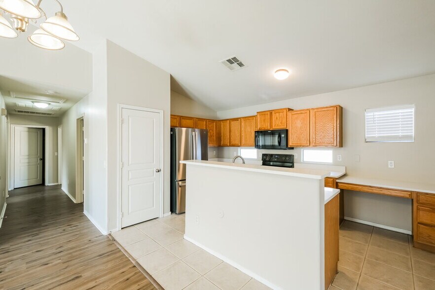 Building Photo - 11457 W Rio Vista Ln