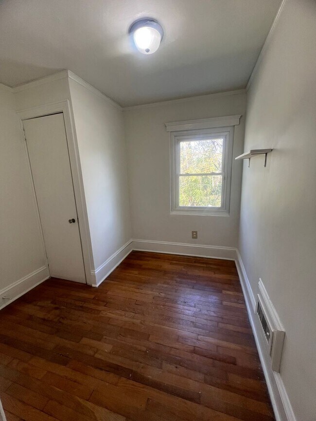 Building Photo - Spacious 4-Bedroom Brick Home with Hardwood Floors and Walk-In Closet