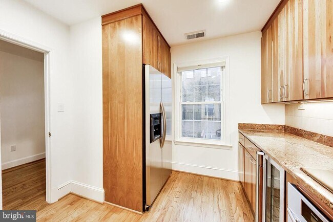 Building Photo - 1660 Beekman Pl NW