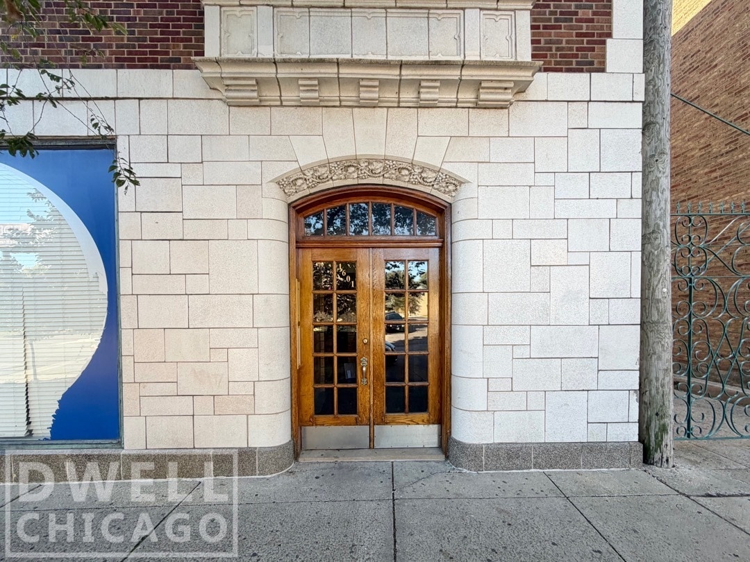 Building Photo - 1601 W Thome Ave