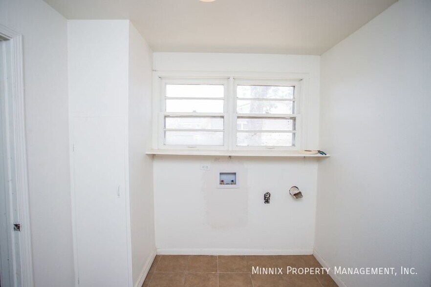 Building Photo - 502 2nd Pl