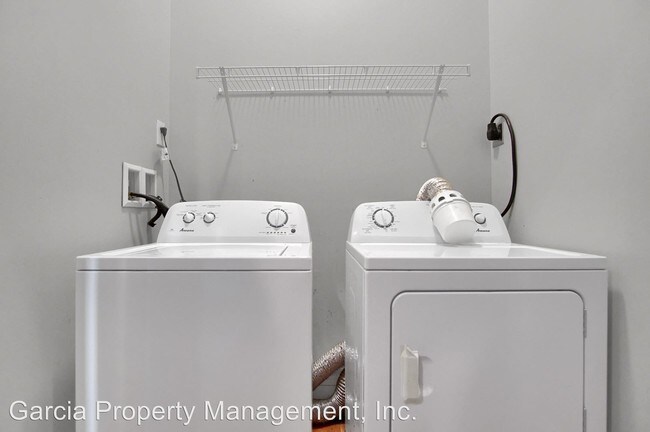 Building Photo - 900-902 Barton St