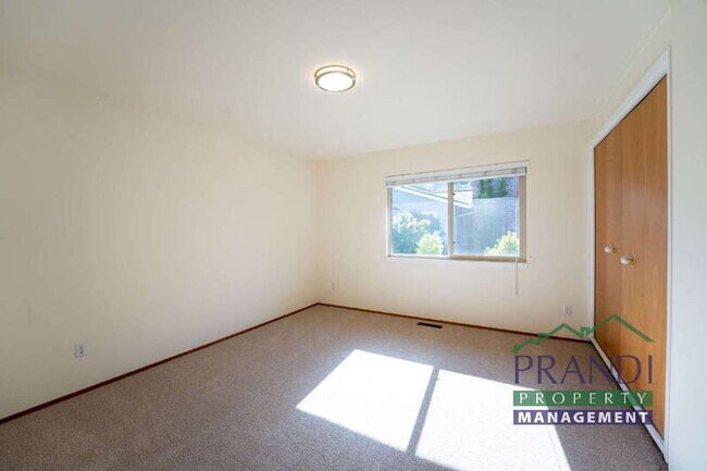 Building Photo - 20 Portola Ave