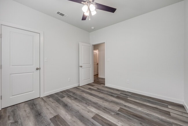 Building Photo - 924 W Collins St