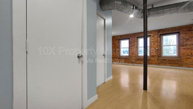 Building Photo - 978 N High St