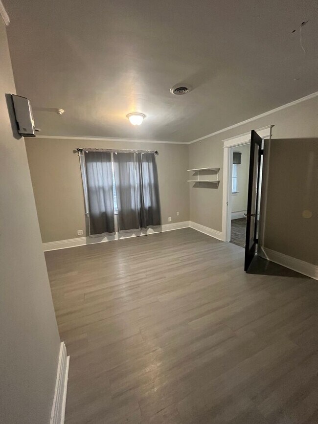 Building Photo - 2729 Dewey Ave