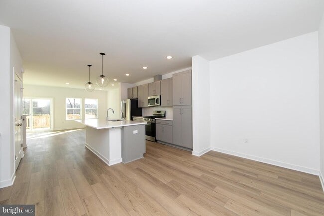 Building Photo - 65 Basswood St