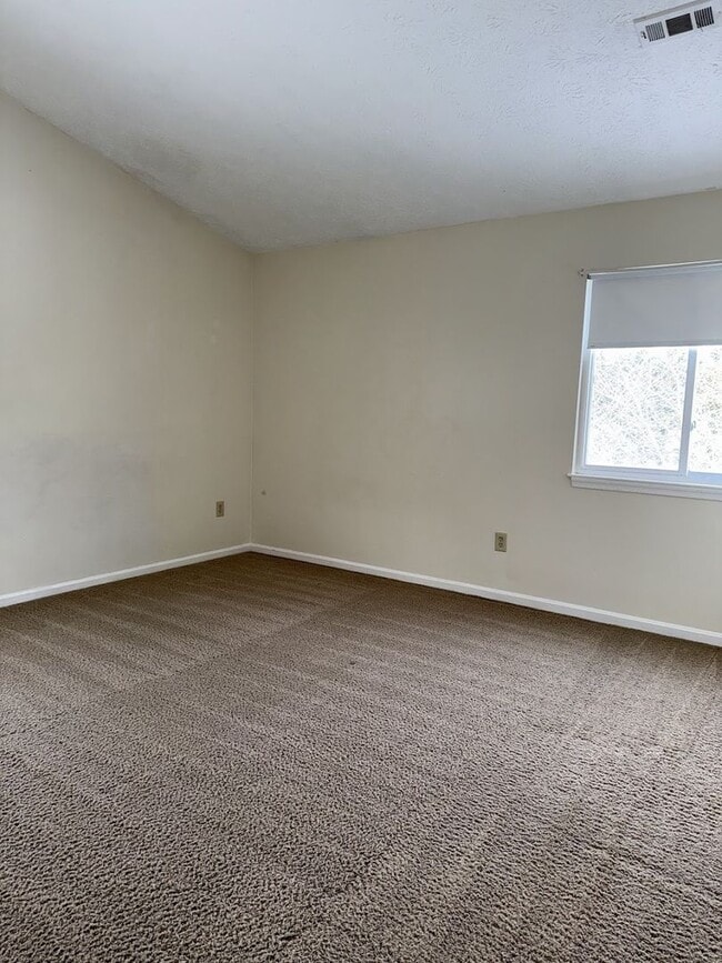 Building Photo - Spacious Two Bedroom Condo