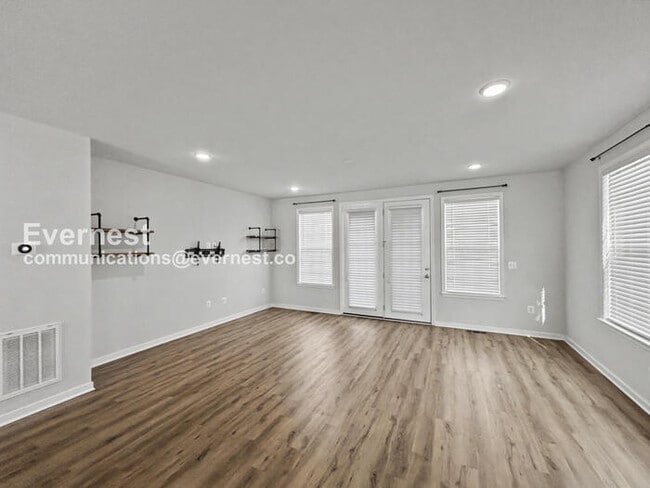 Building Photo - 1325 Claytor Ln