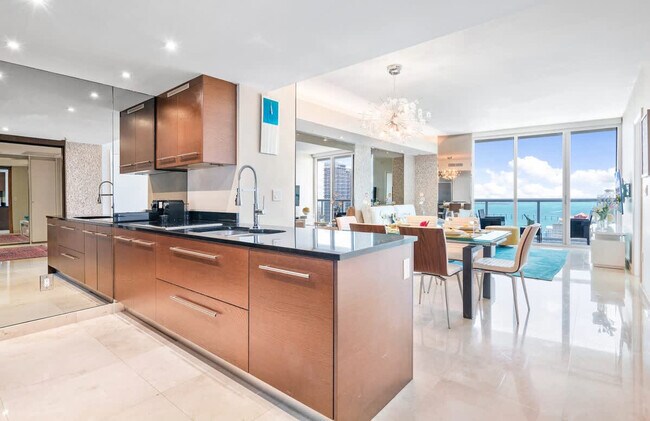 Building Photo - 485 Brickell Ave