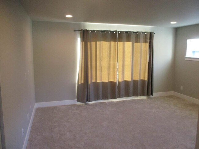 Building Photo - 4 Bedroom 2.5 Bathroom Harbor Hills Home