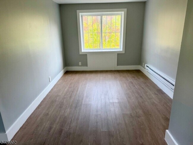 Building Photo - 10 Beech Spring Dr