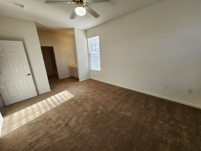 Building Photo - Fantastic, well maintained 2 bedroom condo.