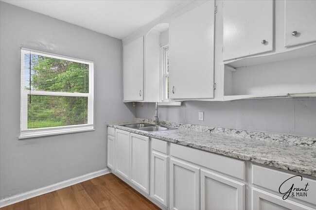 Building Photo - $1200 2 bedroom ranch