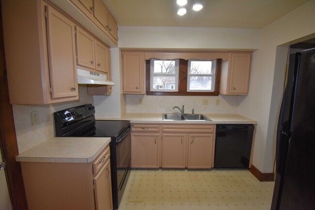 Building Photo - Spacious Three Bedroom House in Mill Hall!