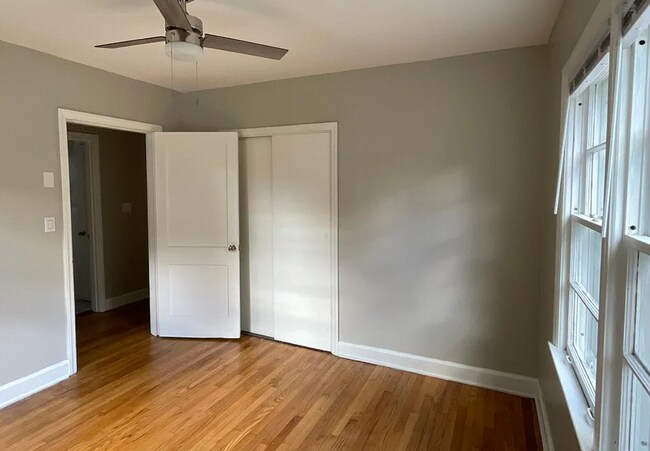 Building Photo - 3211 Pinewood Ave