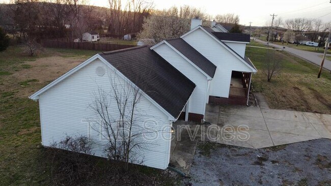 Building Photo - 211 Fall Creek Dr
