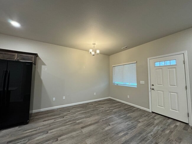 Building Photo - Townhome 2 Blocks from Legacy High School!