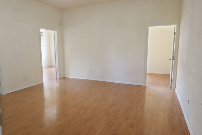 Building Photo - 1095