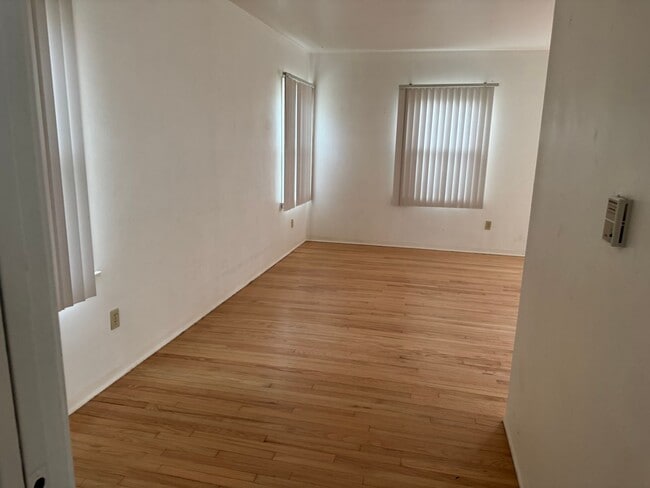 Building Photo - COMPLETELY REMODELLED 1 BEDROOM DUPLEX FOR LEASE!