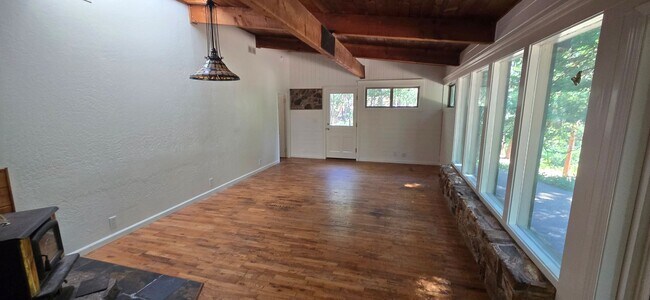 Building Photo - 3 bed 2 bath home surrounded by nature