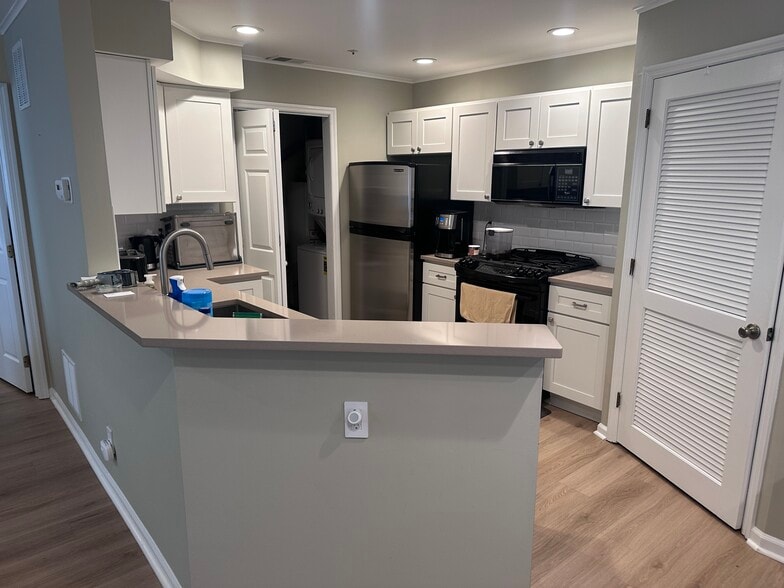 Quartz CT in Kitchen and baths - 4609 Tudor Dr