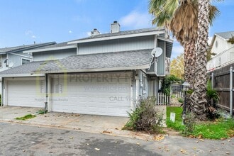 Building Photo - 3 bedroom 2 baths available in a gate community