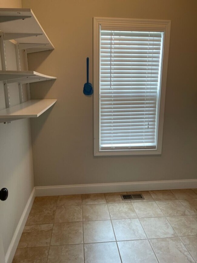 Building Photo - Move In Ready!!