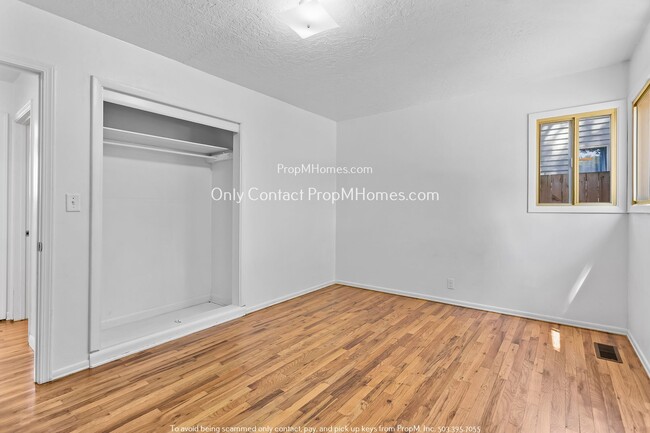 Building Photo - Charming Three Bedroom in Woodstock Neighborhood!