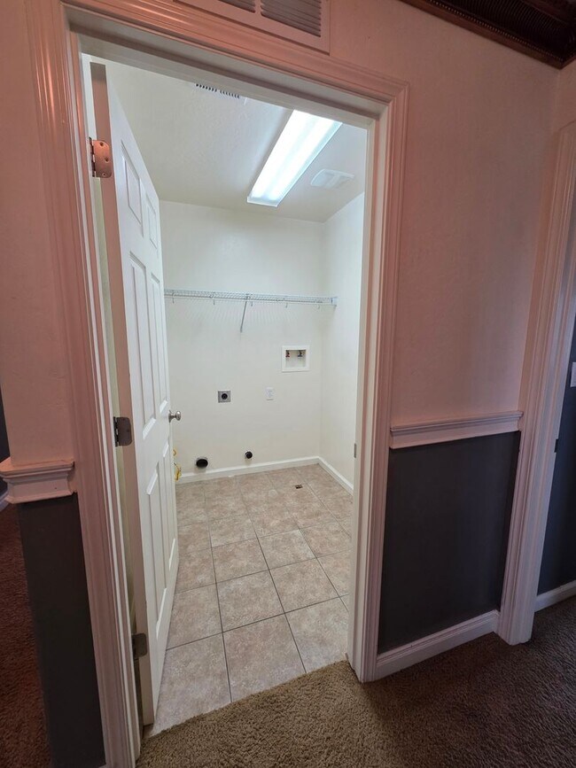 Building Photo - 4 bedroom 3 bathroom in SE Visalia!