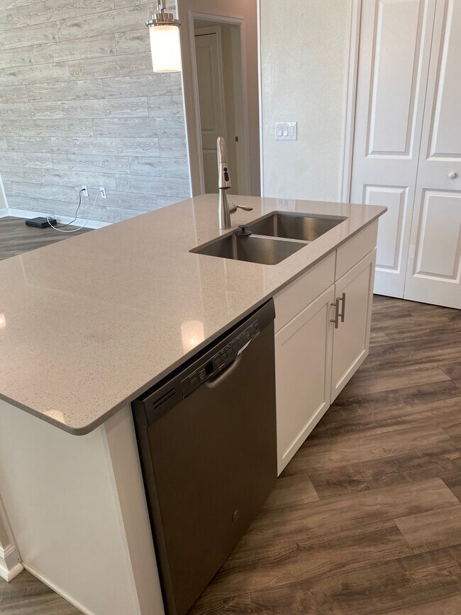 Building Photo - STOREY PARK - 3BR/2.5BA TOWNHOME WITH 2 CAR GARAGE