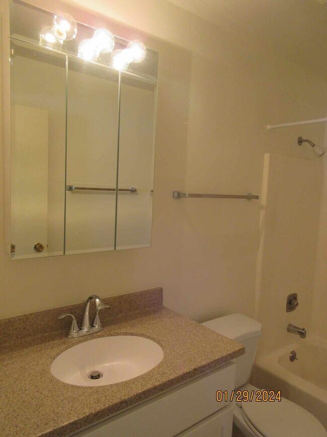 Building Photo - Available March 2026 Beautiful Upper 2 bedroom with Balcony