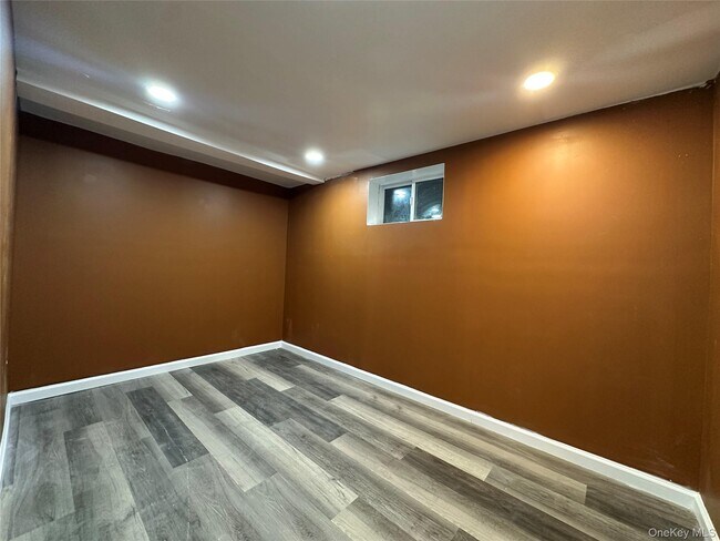 Building Photo - 27 Dosoris Way