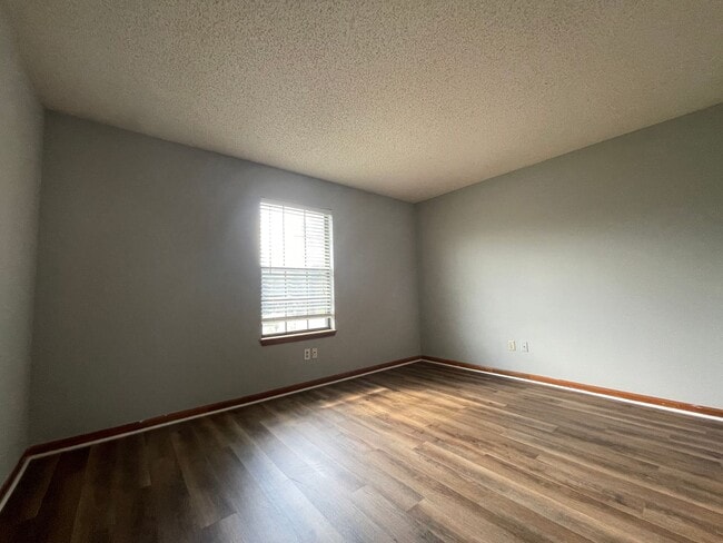 Building Photo - ** Coming Soon ** LARGE 4 BEDROOM IN ICW AREA