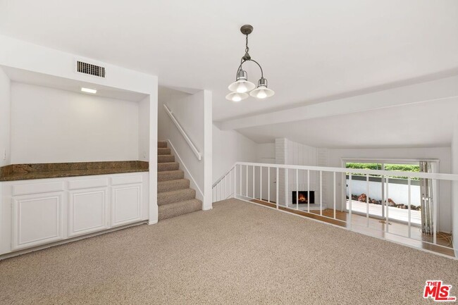 Building Photo - 1646 Palisades Dr