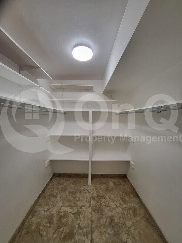 Building Photo - 905 S La Bellota